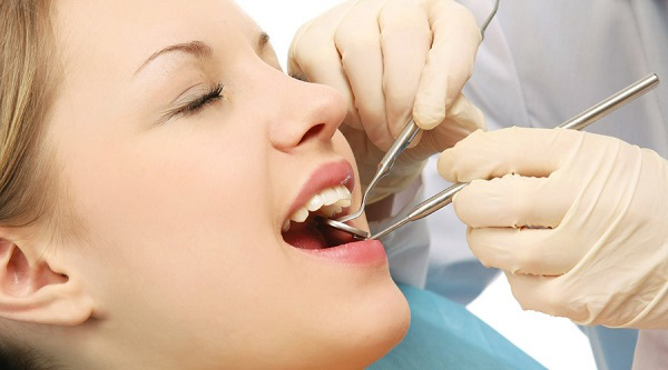 Cạo vôi răng được thực hiện bởi nha sĩ tay nghề cao