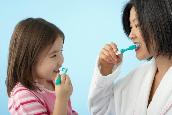 Chăm sóc răng miệng đúng cách cho bé