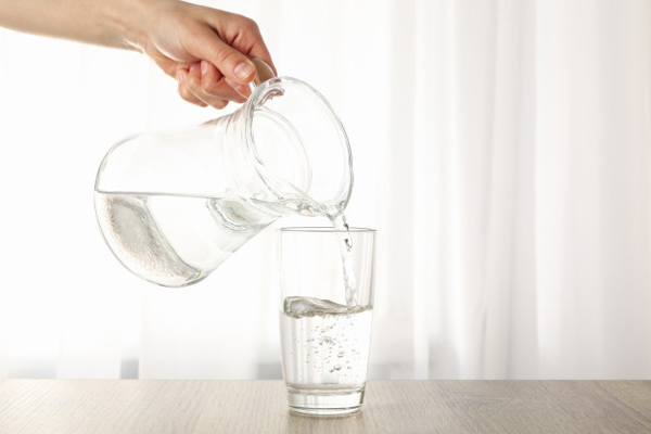 Uống đủ nước giúp bổ sung các vi khoáng trong nước
