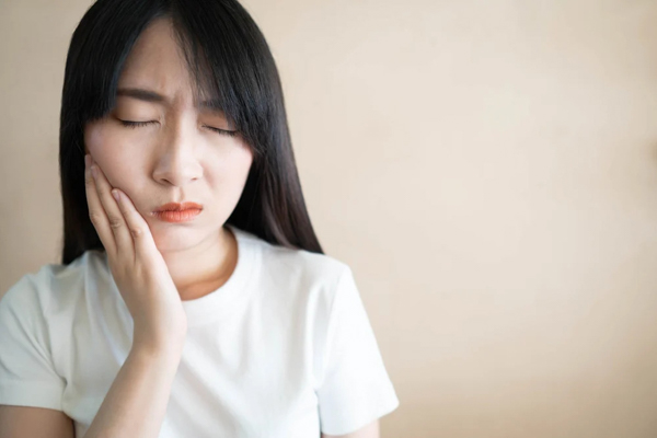 Sưng và đau má – Dấu hiệu mọc răng khôn hàm trên