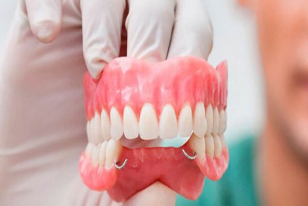 Răng giả tháo lắp được làm từ chất liệu silicon an toàn cho sức khỏe.