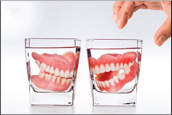 Ngâm răng giả vào dung dịch vệ sinh chuyên dụng để bảo quản tốt hơn