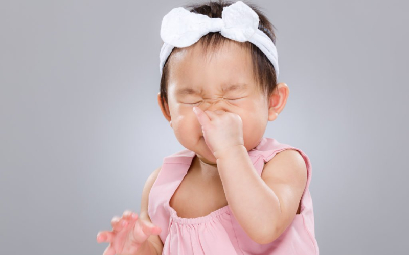 Tình trạng bé bị hôi miệng khi mọc răng khá phổ biến mà nhiều bậc cha mẹ gặp phải