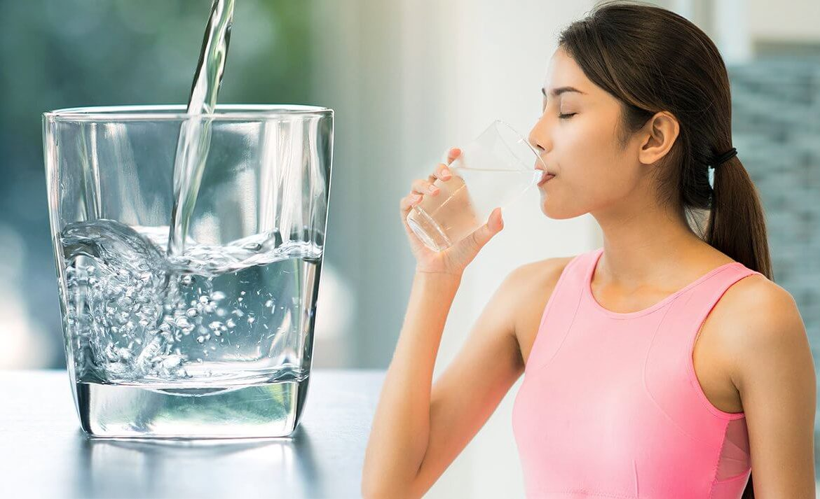 Thiếu nước là nguyên nhân phổ biến gây nhạt miệng