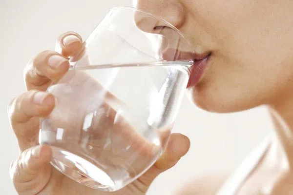 Uống đủ nước khắc phục miệng bị chát