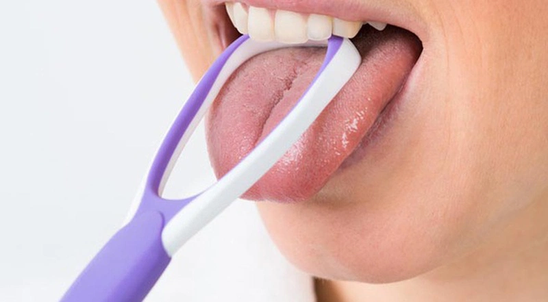 Vệ sinh răng miệng mỗi ngày giúp phòng ngừa lưỡi trắng kèm hôi miệng
