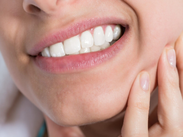Há miệng có tiếng kêu xảy ra ở một bên, có thể do các vấn đề liên quan đến tắc nghẽn mũi hoặc viêm xoang