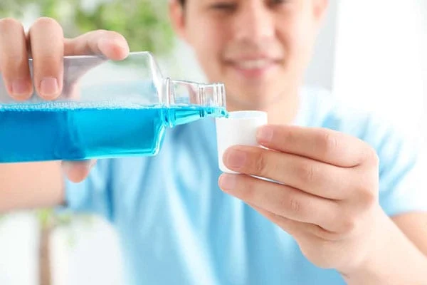 Nước súc miệng chứa chất chống khuẩn, làm sạch miệng giúp giảm tình trạng khô miệng