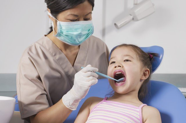 Cho trẻ khám răng miệng 2 lần/ năm để kiểm tra và xử lý sớm nếu có vấn đề răng miệng