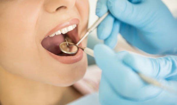 Thăm khám nha khoa định kỳ giúp phát hiện sớm và điều trị các vấn đề răng miệng, bao gồm tụt lợi