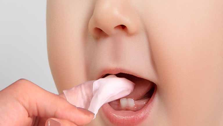 Vệ sinh miệng hằng ngày giúp ngăn hiện tượng hôi miệng khi mọc răng ở trẻ