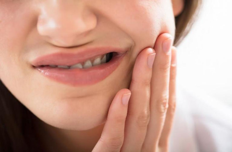 Nhiễm khuẩn răng miệng gây đau răng, sưng nướu và hôi miệng
