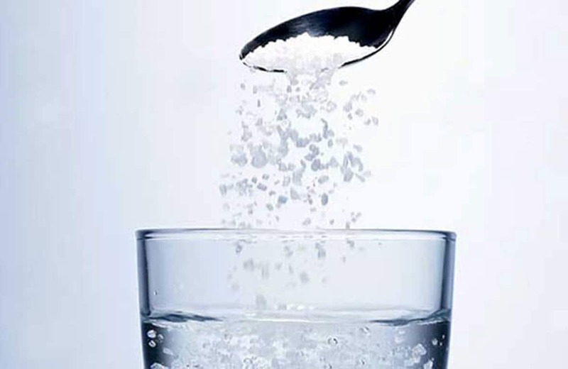 Súc miệng nước muối giúp nhiệt miệng nhanh khỏi hơn