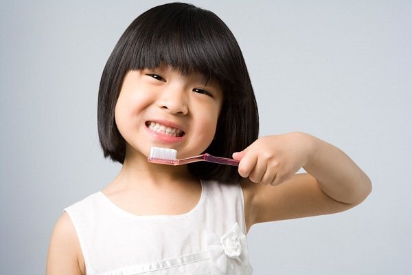Chải răng 2 lần mỗi ngày giúp cho răng của trẻ trở nên chắc khoẻ