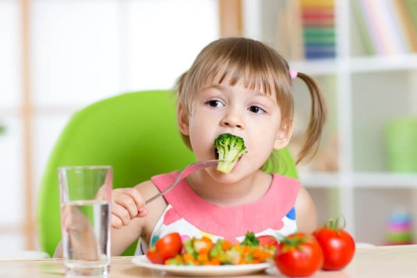 Nên cho trẻ ăn các loại thức ăn mềm và dễ tiêu
