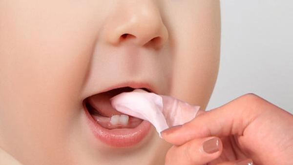 Vệ sinh răng miệng giúp giảm nguy cơ viêm loét niêm mạc miệng