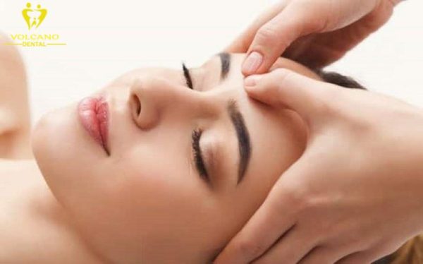 Massage và bấm huyệt trên khuôn mặt có thể giúp cân đối vùng gò má