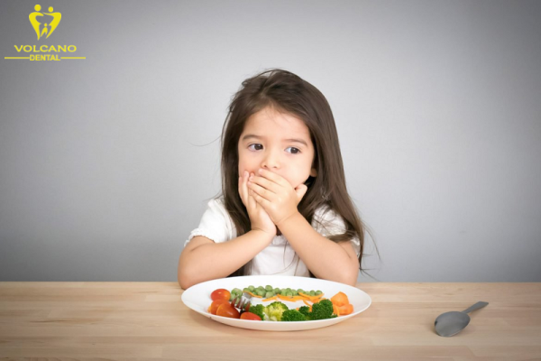 Răng sún làm cho trẻ gặp khó khăn khi nhai, dẫn đến biếng ăn