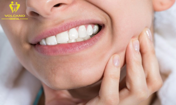 Nhiều người gặp phải tình trạng răng bọc sứ lâu năm bị đau nhức kéo dài, gây khó khăn trong ăn uống và sinh hoạt