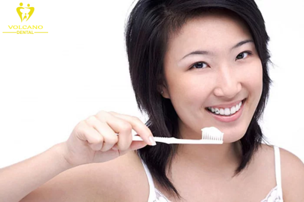 Vệ sinh răng miệng nên sử dụng bàn chải răng mềm và đánh bóng viên kim cương bằng chanh để duy trì sự lấp lánh
