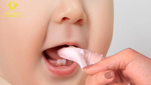 Việc vệ sinh răng miệng cho bé khi bị sốt không chỉ giúp làm sạch răng miệng, mà còn giúp giảm tình trạng viêm nhiễm và cảm giác khó chịu ở bé