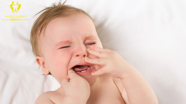 Bé bị sốt khi mọc răng là hiện tượng thông thường