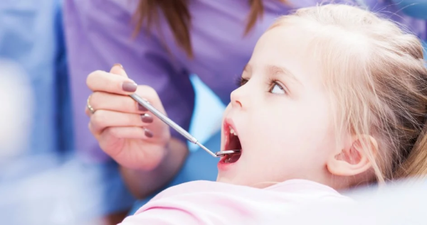 Đưa trẻ đến nha khoa kiểm tra giúp khắc phục tình trạng răng sữa của trẻ bị mòn