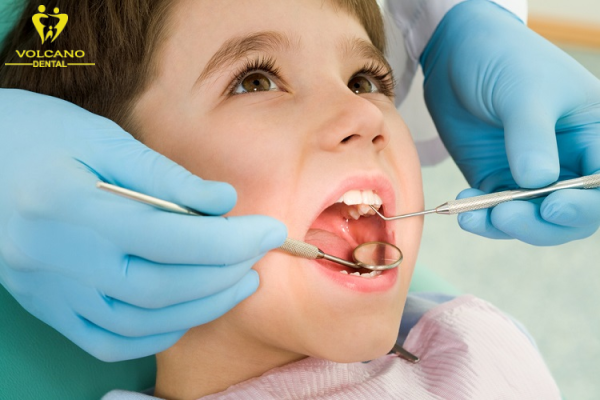 Thăm khám nha khoa định kỳ ngăn ngừa sâu răng cho trẻ 4 tuổi