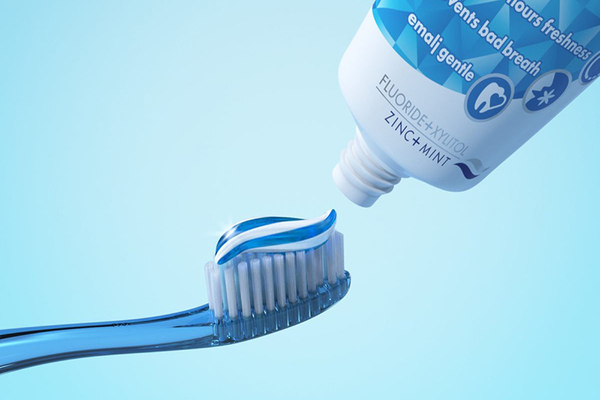 Có nên cho bé dùng chung kem đánh răng với người lớn không?