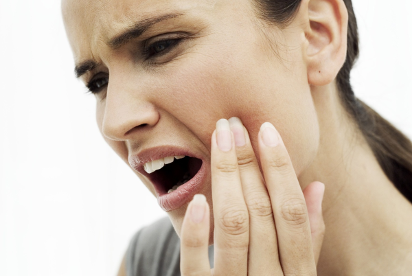 Người bệnh cảm thấy đau đớn quanh vị trí răng khôn mọc