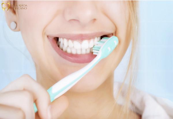 Đánh răng là một phần quan trọng của chăm sóc răng miệng và đối với những ai đã đắp răng sứ