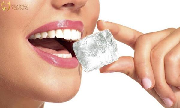 Một trong những lời khuyên quan trọng là tránh thức ăn và đồ uống có thể gây nứt răng