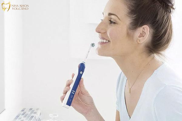 Nhổ nước bọt ra máu: Khi nào cần thăm bác sĩ? Bàn chải mềm giúp làm sạch nhẹ nhàng mà không gây tổn thương niêm mạc miệng