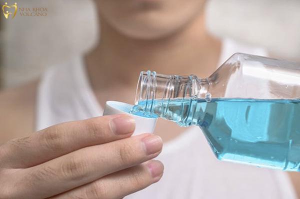 Nhổ nước bọt ra máu: Khi nào cần thăm bác sĩ? Sử dụng nước súc miệng chứa fluoride ngăn chặn tình trạng nhổ nước bọt có máu