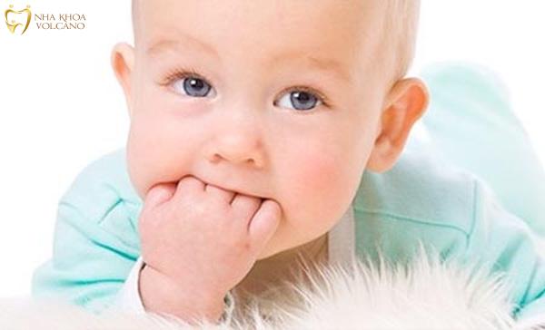 Răng mọc lệch do thói quen không tốt