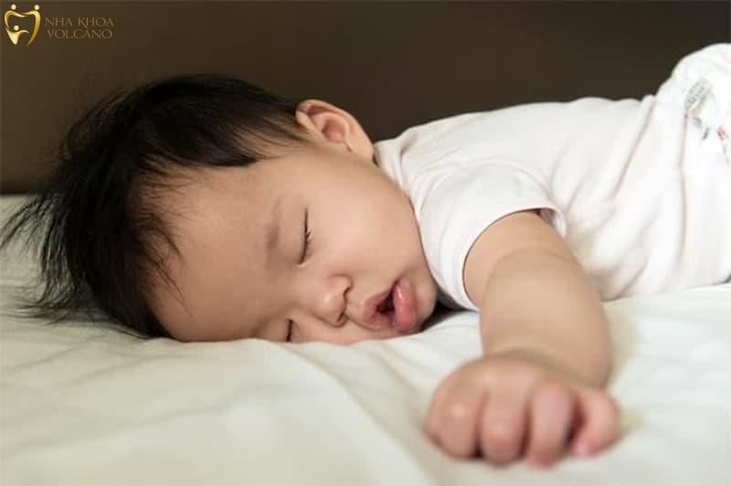 Khi trẻ nằm sấp, áp lực từ trọng lực sẽ tác động lên xương hàm và răng, làm thay đổi hướng phát triển của răng