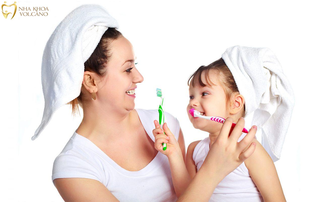 Cha mẹ cần tạo thói quen chăm sóc răng miệng cho con