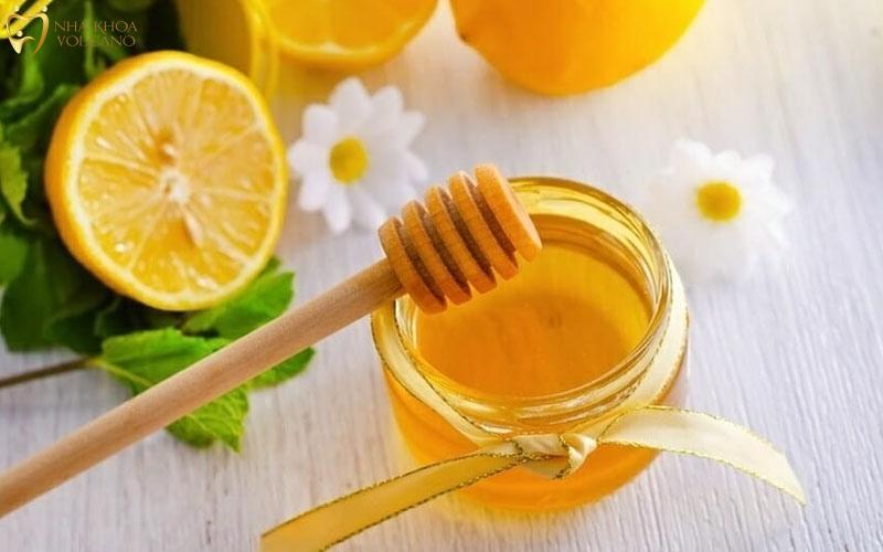 Chữa viêm chân răng có mủ tại nhà bằng mật ong